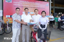 El Club de Empresarios de la provincia vietnamita de Nghe An en el distrito de Naxaithong, Vientiane, Laos, entrega 100 bicicletas junto con 100 paquetes de regalos a estudiantes locales (Fuente: VNA)