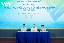 El director de la Autoridad de Radiodifusión e Información Electrónica del Ministerio de Cultura, Deportes y Turismo, Le Quang Tu Do (centro), habla en el lanzamiento de Vietnam iContent 2025, el 10 de septiembre de 2025. (Foto: VOV)