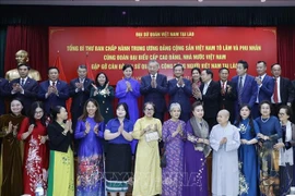 El secretario general del Partido Comunista de Vietnam, To Lam, y su esposa, junto con una delegación vietnamita de alto rango, se reúnen con personal de la Embajada de Vietnam y representantes de la comunidad vietnamita en Vientiane (Fuente: VNA)