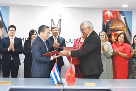 En la ceremonia de firma (Fuente: VNA)