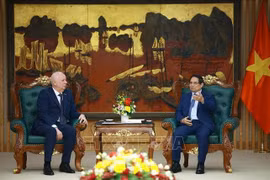 El primer ministro de Vietnam, Pham Minh Chinh (derecha) sostiene un encuentro con el viceprimer ministro de Bielorrusia, Anatoly Sivak (Fuente: VNA)