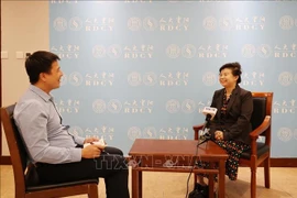 Liu Ying, investigadora del Instituto Chongyang de Estudios Financieros de la Universidad Renmin de China concede una entrevista a reporteros de la Agencia Vietnamita de Noticias (Fuente: VNA)