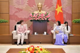 La vicepresidenta de la Asamblea Nacional de Vietnam, Nguyen Thi Thanh, recibe a Lee In-sun, jefa del Comité de Igualdad de Género y Familia del Parlamento de Corea del Sur (Fuente: VNA) 