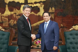 El primer ministro de Vietnam, Pham Minh Chinh, recibie a Chan Chun Sing, ministro coordinador de los Servicios Públicos y titular de Defensa de Singapur (Fuente: VNA)