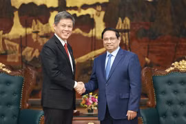 El primer ministro de Vietnam, Pham Minh Chinh, recibie a Chan Chun Sing, ministro coordinador de los Servicios Públicos y titular de Defensa de Singapur (Fuente: VNA)