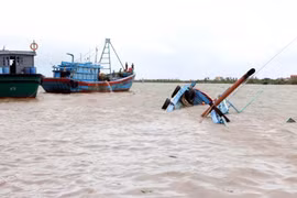 Equipos de rescate rescatan a toda la tripulación de una embarcación volcada y la trasladan a la orilla sana y salva en el río Chang, distrito de Quang Yen, provincia de Quang Ninh. (Foto: VNA)
