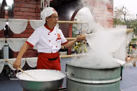 Elaboración de fideos de arroz al estilo tradicional de la aldea de Van Cu. Foto: VNA