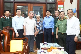 El presidente de Vietnam, Luong Cuon (cuarto desde derecha) , visitó a los veteranos revolucionarios en la ciudad de Long Xuyen, provincia de An Giang (Fuente: VNA)