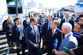 El primer ministro de Vietnam, Le Minh Hung, visita la exposición “Made in Tatarstan” (Fuente: VNA)