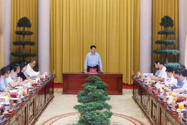 El presidente vietnamita, Luong Cuong, sostiene una sesión de trabajo con el personal de la Oficina Presidencial (Fuente: VNA)