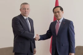 El viceprimer ministro y canciller de Vietnam, Bui Thanh Son (derecha) y el enviado especial del presidente de Chile, Heraldo Muñoz (Fuente: VNA)