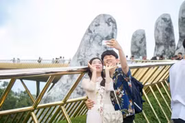 Puente Dorado: un símbolo turístico icónico y una de las atracciones más populares entre los visitantes coreanos en Da Nang (Fuente: Sun Group)