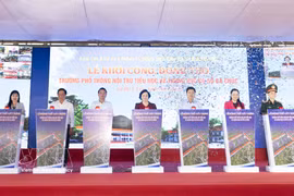 La viceprimera ministra de Vietnam, Pham Thi Thanh Tra, asiste a la ceremonia de inicio de la construcción de la Escuela Internado de nivel primario y secundario Ba Chuc (Fuente: VNA)
