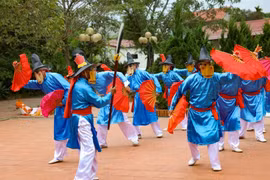 La danza folclórica vietnamita de Xuan Pha se ha convertido en la protagonista de un festival que se celebra anualmente del 10 al 12 de febrero lunar en la provincia de Thanh Hoa (Fuente: VNA)