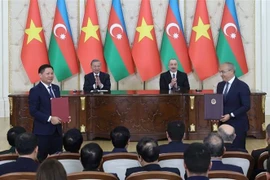 El presidente de Azerbaiyán, Ilham Aliyev, y el secretario general del Partido Comunista de Vietnam, To Lam, presencian el intercambio de documentos de cooperación. (Foto: VNA)