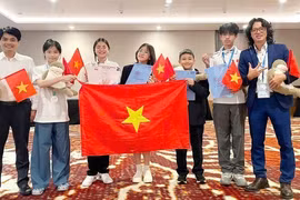 La delegación estudiantil de Hanoi obtuvo 2 medallas de plata y 3 de bronce en la Olimpiada Mundial Juvenil de Física 2025 (Fuente: VNA)