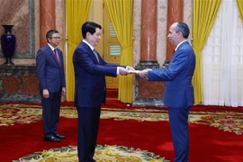 El presidente de Vietnam, Luong Cuong (izquierda) recibe al embajador cubano en Hanoi, Rogelio Polanco Fuentes (Fuente: VNA)