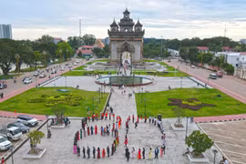 La comunidad vietnamita formó el número "80" para celebrar el 80.º aniversario del Día Nacional de Vietnam. Foto: VNA