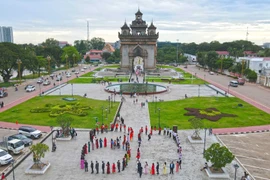 La comunidad vietnamita formó el número "80" para celebrar el 80.º aniversario del Día Nacional de Vietnam. Foto: VNA