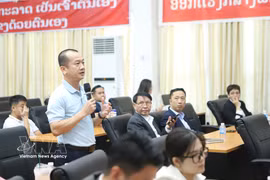 Representantes de empresas vietnamitas en Laos intercambian ideas en el Foro. Foto: VNA