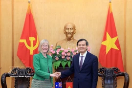 El director de la HCMA, Doan Minh Huan, y la embajadora australiana, Gillian Bird (Fuente: VNA)