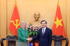 El director de la HCMA, Doan Minh Huan, y la embajadora australiana, Gillian Bird (Fuente: VNA)