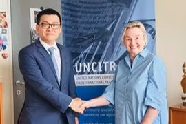 El embajador Vu Le Thai Hoang y Anna Joubin-Bret, secretaria de la Comisión de las Naciones Unidas para el Derecho Mercantil Internacional (Fuente: VNA)