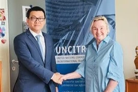 El embajador Vu Le Thai Hoang y Anna Joubin-Bret, secretaria de la Comisión de las Naciones Unidas para el Derecho Mercantil Internacional (Fuente: VNA)