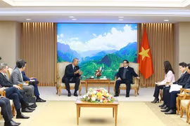 El primer ministro de Vietnam, Pham Minh Chinh (derecha) recibe al director general de la compañía Friboi del grupo brasileño de JBS, Renato Costa (Fuente: VNA)