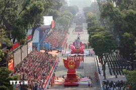 En un desfile en Ciudad Ho Chi Minh con motivo del 50.º aniversario de la reunificación nacional (Fuente: VNA)