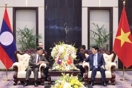 El presidente vietnamita, Luong Cuong (derecha) recibe al secretario general del Partido Popular Revolucionario (PRPL) y presidente de Laos, Thongloun Sisoulith. (Foto: VNA)