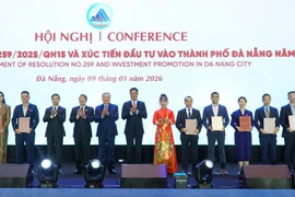Entregan certificados de membresía al Centro Financiero Internacional de Vietnam en la ciudad de Da Nang. Foto: VNA.