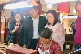 El embajador Le Quang Long aprende sobre el meticuloso proceso de enrollar tabaco a mano (Fuente: VNA)