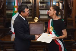 El embajador de Vietnam en México, Nguyen Van Hai, presenta las cartas credenciales a la presidenta de México, Claudia Sheinbaum (Fuente: VNA)