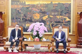 El presidente del Comité Popular de la provincia de Bac Ninh, Pham Hoang Son, (derecha) en una reunión de trabajo con Andy Lin, vicepresidente del grupo chino Cooler Master (Fuente: VNA)