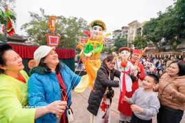 El festival de turismo contribuye a presentar y promover los destinos, productos, servicios y recuerdos turísticos de marca de Hanoi. (Foto: VNA)
