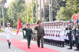 El general vietnamita Nguyen Tan Cuong y el mayor general Muraveiko Pavel Nikolaevich pasan revista a la Guardia de Honor del Ejército Popular de Vietnam en la ceremonia de bienvenida. (Foto: VNA)