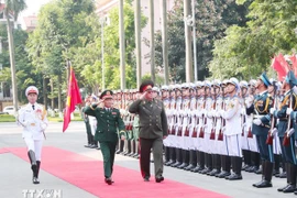 El general vietnamita Nguyen Tan Cuong y el mayor general Muraveiko Pavel Nikolaevich pasan revista a la Guardia de Honor del Ejército Popular de Vietnam en la ceremonia de bienvenida. (Foto: VNA)