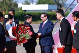 El primer ministro de Vietnam, Pham Minh Chinh, arriba al aeropuerto internacional de Wattay, en Vientiane, para comenzar una visita de trabajo a Laos (Fuente: VNA)