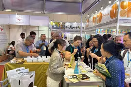 Los visitantes exploran productos vietnamitas en la sexta Feria de Alimentos y Bebidas ANUGA. (Foto: Oficina Comercial de Vietnam en Brasil)
