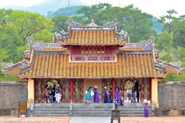 Turistas visitan atracciones turísticas en la ciudad de Hue. (Foto: VNA)