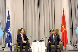 El ministro de Finanzas, Ngo Van Tuan, sostiene una reunión de trabajo con el profesor Alec Cameron, vicepresidente y rector de la universidad RMIT. Foto: tapchikinhtetaichinh.vn