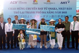 Primeros viajeros procedentes de Osaka tras la reanudación de la ruta directa entre esta urbe japonesa y la ciudad vietnamita de Da Nang (Fuente: VNA) 