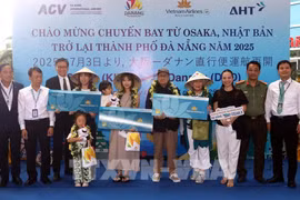 Primeros viajeros procedentes de Osaka tras la reanudación de la ruta directa entre esta urbe japonesa y la ciudad vietnamita de Da Nang (Fuente: VNA) 