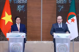 El primer ministro vietnamita, Pham Minh Chinh, y su homólogo argelino, Sifi Ghrieb, ofrecen en Argel una rueda de prensa conjunta (Fuente: VNA)
