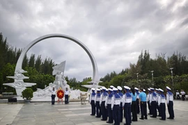 La delegación de trabajo del Comité Estatal sobre Vietnamitas en el Extranjero, el Ministerio de Asuntos Exteriores y el Club Hoang Sa - Truong Sa de Polonia ofreció incienso en el monumento conmemorativo de Gac Ma. Foto: VNA
