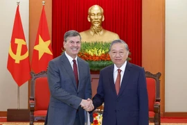 El secretario general del Partido Comunista de Vietnam, To Lam, y el director de la Academia Presidencial Rusa, Aleksey Komissarov (Fuente: VNA)