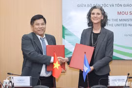 El viceministro de Asuntos Étnicos y Religiosos, Y Thong y Ramla Khalidi, representante residente del PNUD en Vietnam (Fuente: VNA)