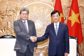 El miembro del Buró Político, jefe de la Comisión de Organización del Comité Central y presidente del Grupo Parlamentario de Amistad Vietnam–Japón, Nguyen Duy Ngoc, recibió hoy a Hagiuda Koichi, secretario general en funciones del Partido Liberal Democrático de Japón (Fuente: VNA)