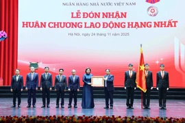 El primer ministro Pham Minh Chinh entrega la Medalla Laboral de primera clase al Banco Estatal de Vietnam. Foto: VNA